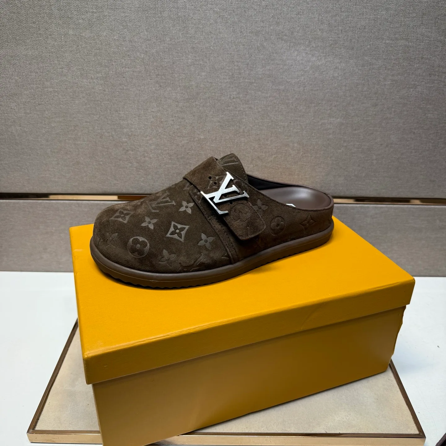 Men's men's shoes 💰pp540 [LV～] Men's casual half slippers 2025z cabinet sales simultaneously 🔶Size: 39-44 #️⃣ 🔷4 colors🔜The upper is made of multi-material splicing ➕Genuine leather lining, comfortable and breathable, sole: original comfortable and wear-resistant outsole, ⚠️Real thing📱Photographed🎬The real thing is better📢📢📢